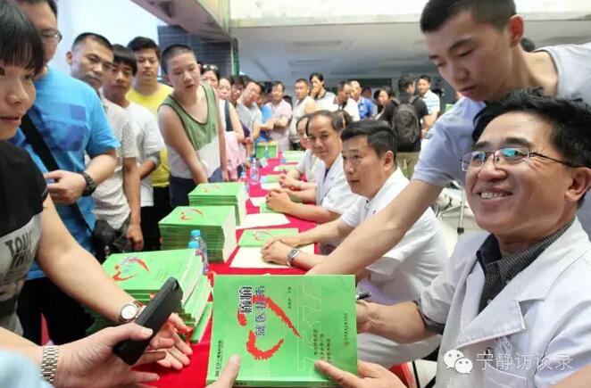 國際癲癇關愛日，專家為患者和家屬贈書